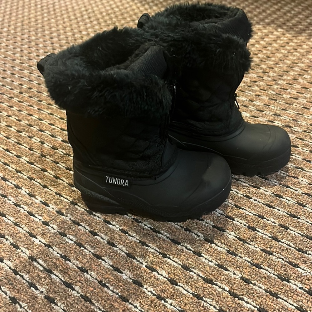 Black tundra girls snow boots.  Toddler size 7.  Worn once.  Great condition.